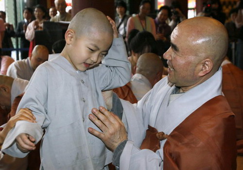 Novice monks start new life in temple 