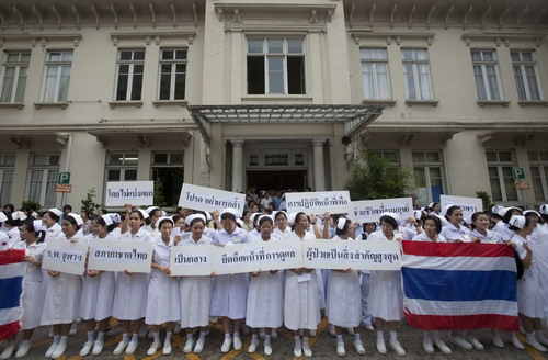 Thai nurses demonstrate against 'red shirt' protesters