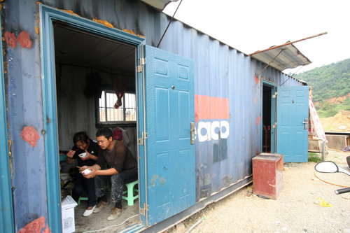 Low-income workers make container house