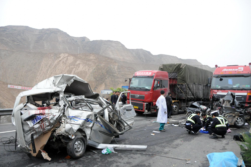 5 school children among dead in highway crash