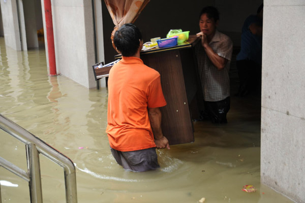 Flash floods ravage South China
