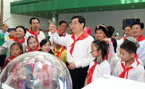President Hu urges all-round development for children