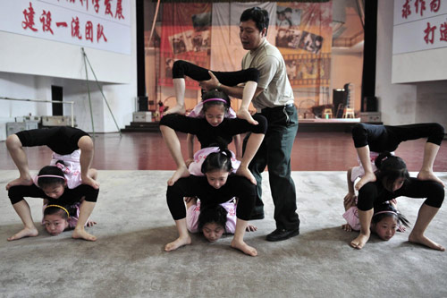 Strict training in N China acrobatic school