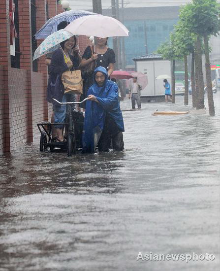 Heavy rainstorms hit Central China