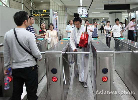 Taking Shanghai subway in full Han costume