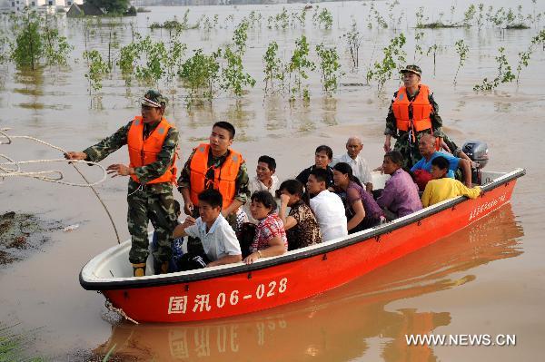 Rescuers help villagers evacuate to safe places in S China