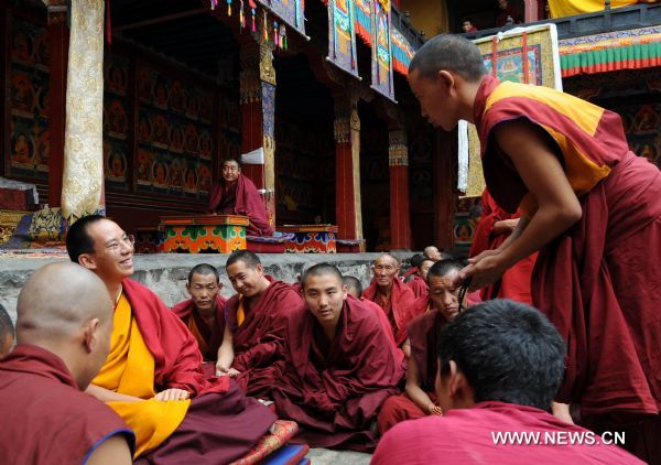 11th Panchen Lama observes Buddhist scriptures debate