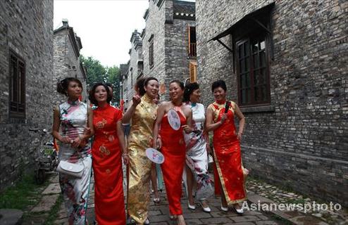 Qipao ladies take to the streets