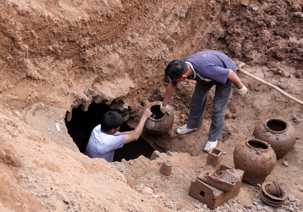Two ancient tombs unearthed in Central China
