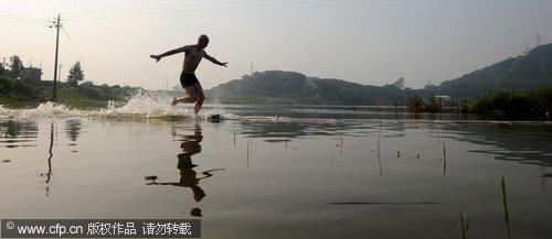Shaolin monk demonstrates water 'flight'