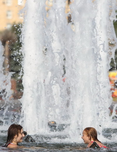 As Moscow bakes, Argentina braves the cold