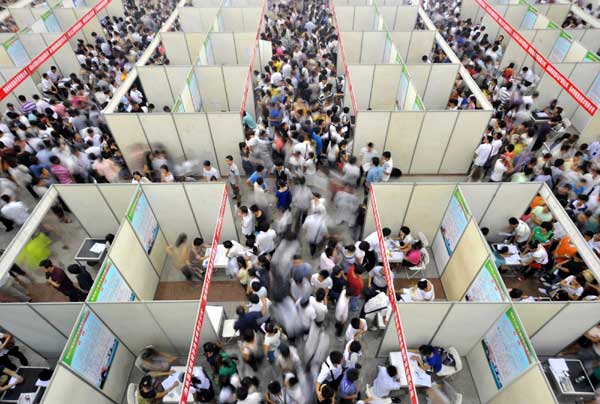 S China job fair attracts thousands of grads