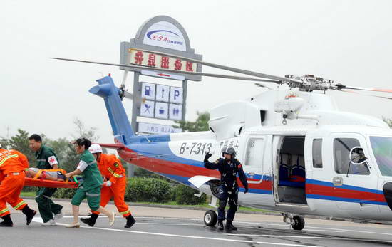 China holds 1st helicopter rescue drill on highway