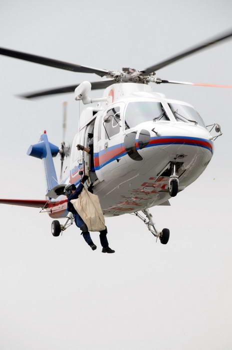 China holds 1st helicopter rescue drill on highway