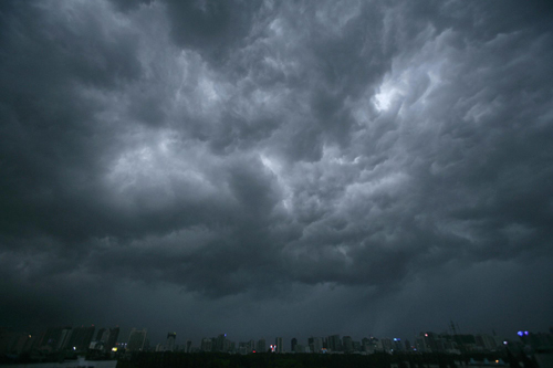 Dark clouds shadow Yangtze before flood crests arrive