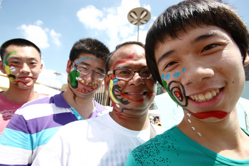 Tourists get free face paintings at Expo Garden