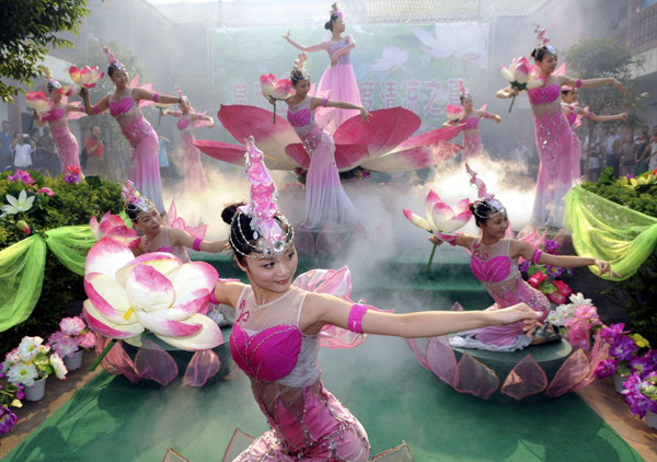 SW China city celebrates Lotus Festival
