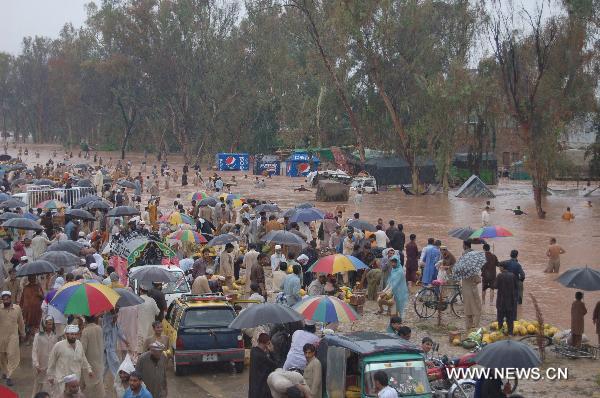 Pakistan flooding death toll reaches 900