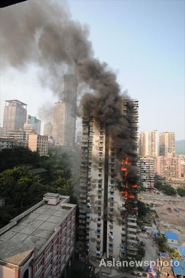 Fire engulfs residential building in Chongqing