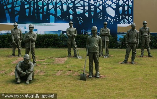 Statues in honor of migrant workers in E.China
