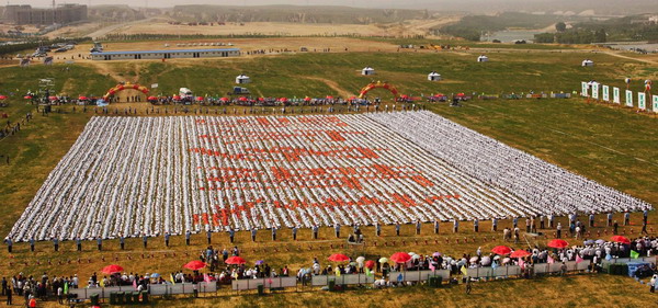 Human dominos break Guinness record in N China