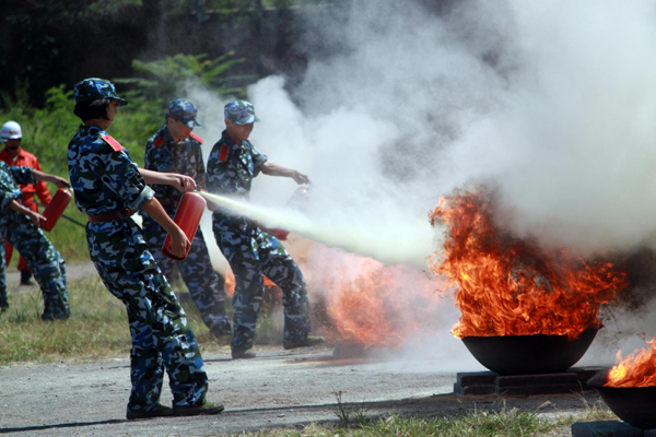 Peking University students learn firefighting skills