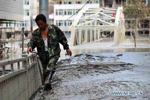 Rescue efforts go on in mudslide-hit Zhouqu