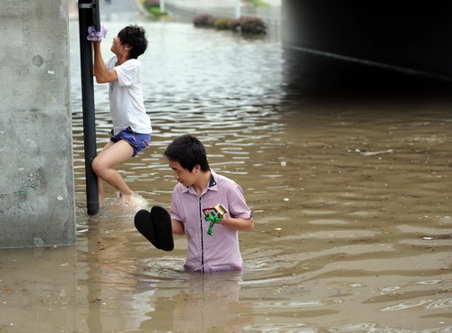 Tropical storm Meranti hits E. China city