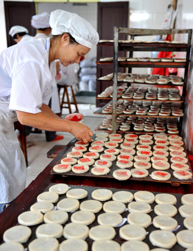 Simply-packaged moon cakes receive warm welcome