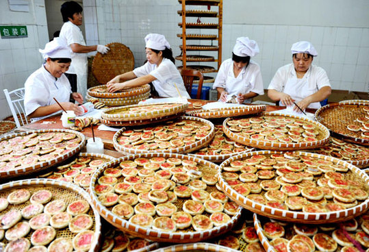 Simply-packaged moon cakes receive warm welcome