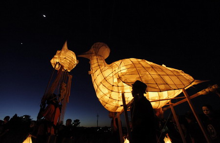 Children carry lanterns to promote cultural heritage