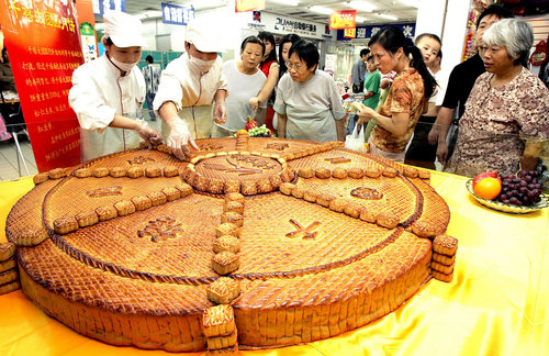 Super moon cakes in China
