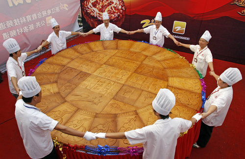 Super moon cakes in China