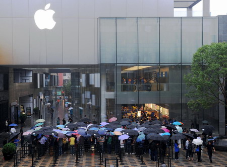 Massive crowds turn out for iPad launch