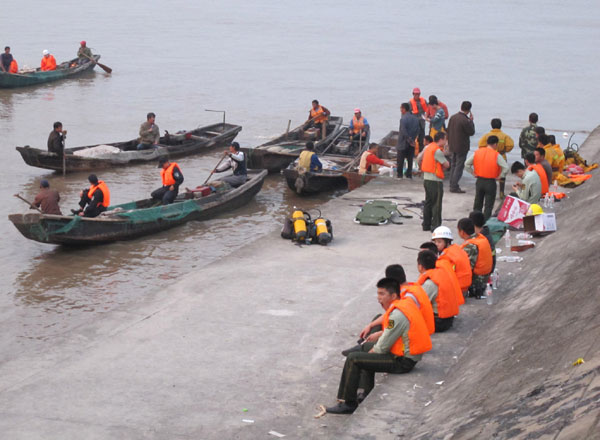 4 still missing after huge tides in Qiantang River