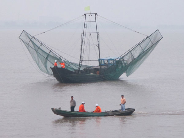 4 still missing after huge tides in Qiantang River