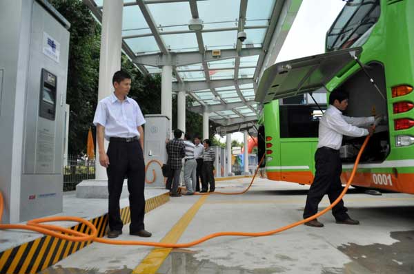 New 'green' buses take to the road in S China