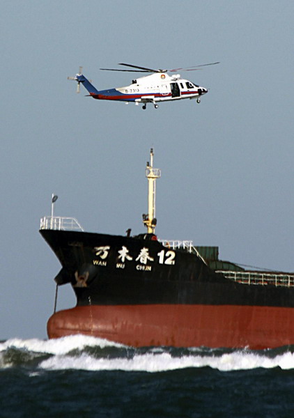 Stranded crew rescued in E China