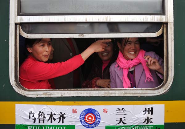 Xinjiang cotton pickers return home