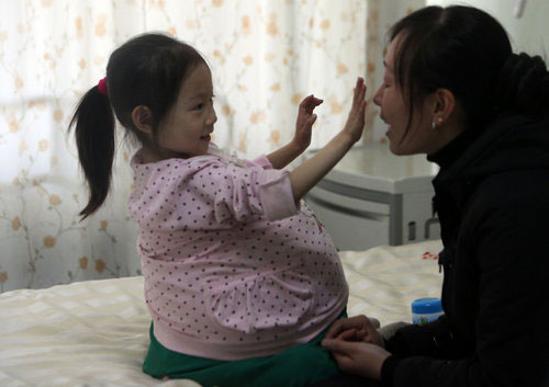 Little girl with 106cm stomach seeks cure