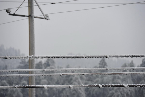 Frozen weather paralyzes SW province