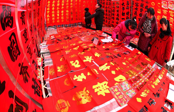 A sea of red fills Spring Festival markets