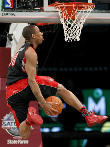 Griffin soars over car to win All-star dunk contest