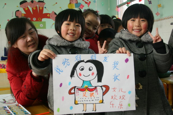 Children thank moms for upcoming Int'l Women's Day