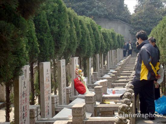 Grave sites come alive for Qingming Festival