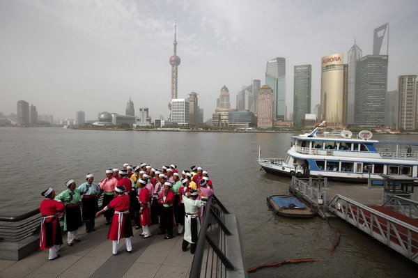 May Day holiday: Women have fun in Shanghai