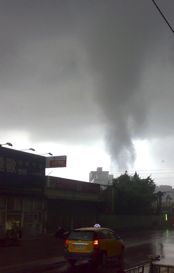 Tornado flips cars with no casualties in Taiwan