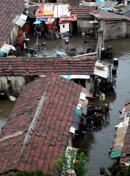 Nanjing overwhelmed by downpour