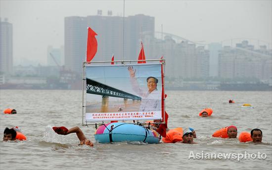 Like Mao in ’66, swimmers cross Yangtze River