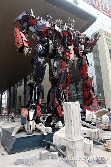 Transformers tower over E China city square